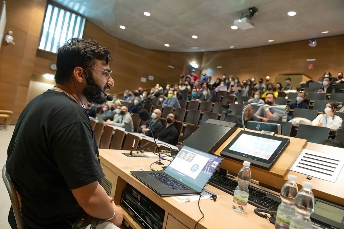Vineet presenting to a full lecture hall at WordCamp Vienna
