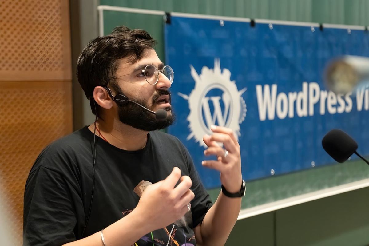 Vineet Talwar explaining something with both hands at WordCamp Vienna